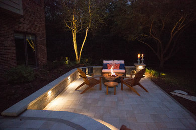 Diseño de patio clásico de tamaño medio sin cubierta en patio trasero con brasero