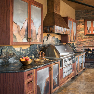 Immagine di un ampio patio o portico boho chic dietro casa con un focolare, piastrelle e un tetto a sbalzo