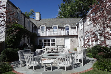 Diseño de patio clásico grande sin cubierta en patio trasero con brasero y adoquines de piedra natural