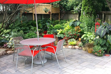 Modelo de patio actual de tamaño medio sin cubierta en patio trasero con adoquines de hormigón