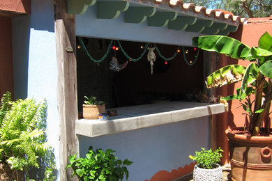 ヒューストンにある地中海スタイルのおしゃれなテラス・中庭 (レンガ敷き、張り出し屋根) の写真