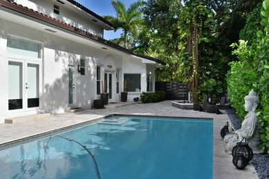 Contemporary patio in Miami.