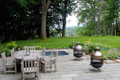 Idée de décoration pour une grande terrasse arrière minimaliste avec un point d'eau, des pavés en pierre naturelle et aucune couverture.