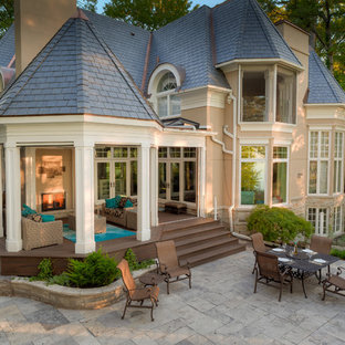 Ispirazione per un grande patio o portico classico dietro casa con pavimentazioni in pietra naturale e un gazebo o capanno