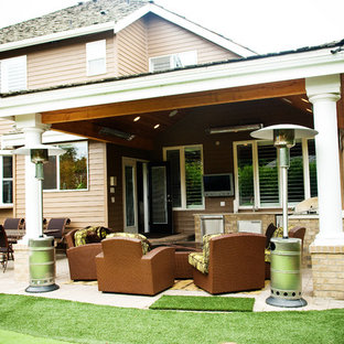 Idée de décoration pour une terrasse arrière tradition de taille moyenne avec un foyer extérieur, un gravier de granite et aucune couverture.
