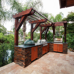Esempio di un grande patio o portico tropicale dietro casa con piastrelle e nessuna copertura