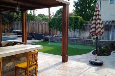 Modelo de patio actual grande en patio trasero con cocina exterior, suelo de baldosas y cenador