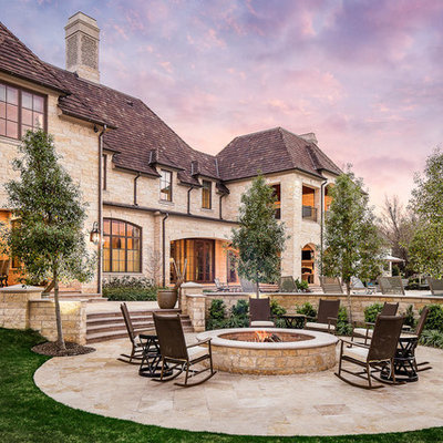 Inspiration for a timeless patio remodel in Dallas with a fire pit