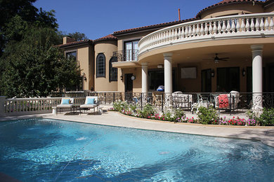 Example of a classic patio design in Los Angeles