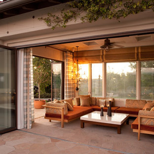 Esempio di un grande patio o portico mediterraneo dietro casa con pavimentazioni in pietra naturale e un gazebo o capanno