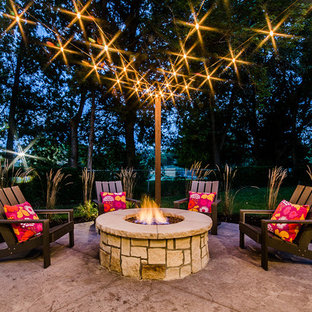 Immagine di un patio o portico american style di medie dimensioni e dietro casa con cemento stampato e nessuna copertura