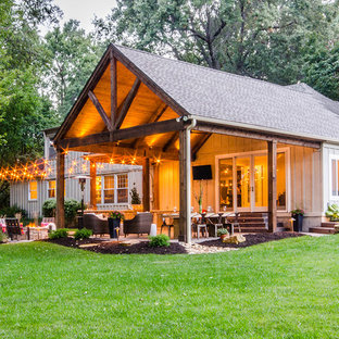 Immagine di un patio o portico stile rurale di medie dimensioni e dietro casa con cemento stampato e un tetto a sbalzo