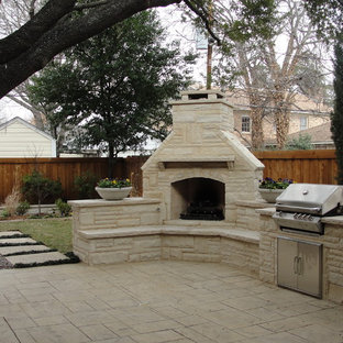 Idee per un grande patio o portico stile americano dietro casa con piastrelle e nessuna copertura