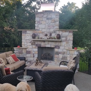 Idee per un patio o portico classico di medie dimensioni e dietro casa con un caminetto, graniglia di granito e nessuna copertura