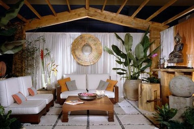 マイアミにある高級な中くらいなエクレクティックスタイルのおしゃれな裏庭のテラス (タイル敷き、パーゴラ) の写真