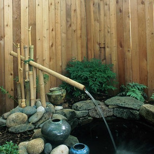Ispirazione per un grande patio o portico etnico nel cortile laterale con fontane e pavimentazioni in pietra naturale