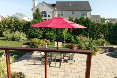 Modelo de patio clásico de tamaño medio sin cubierta en patio trasero con adoquines de hormigón