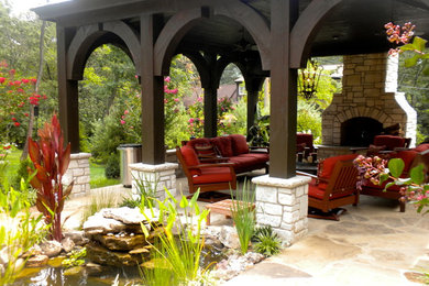 Foto de patio tradicional grande en patio trasero y anexo de casas con brasero y adoquines de piedra natural