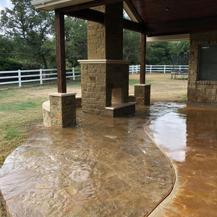 Ispirazione per un grande patio o portico american style dietro casa con un caminetto, pavimentazioni in pietra naturale e un tetto a sbalzo