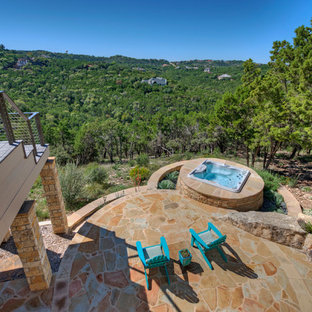 Foto di un ampio patio o portico eclettico dietro casa con pavimentazioni in pietra naturale