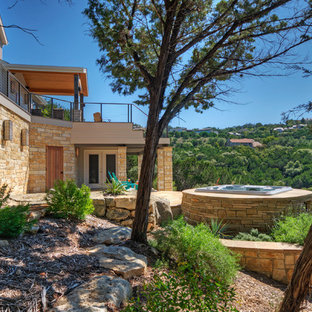 Ispirazione per un ampio patio o portico bohémian dietro casa con pavimentazioni in pietra naturale