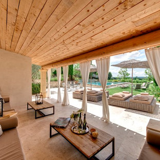 Exemple d'une grande terrasse arrière tendance avec une extension de toiture.