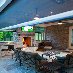 Esempio di un grande patio o portico classico dietro casa con cemento stampato e una pergola