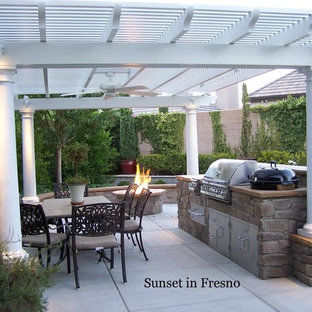 Idee per un patio o portico american style di medie dimensioni e in cortile con lastre di cemento e una pergola
