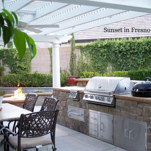 Foto di un patio o portico mediterraneo di medie dimensioni e dietro casa con lastre di cemento e una pergola