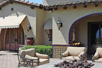 Inspiration for a traditional patio in Los Angeles.
