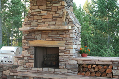 Diseño de patio tradicional de tamaño medio sin cubierta en patio trasero con brasero y adoquines de piedra natural