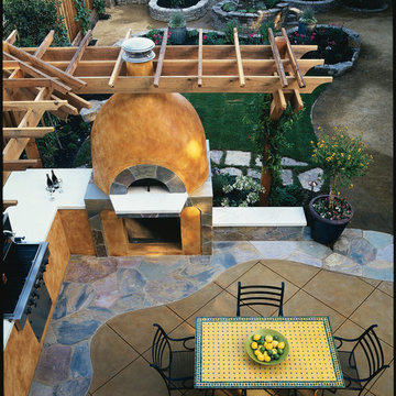 Outdoor Patio and Pizza Oven