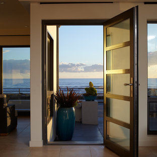 Idee per un piccolo patio o portico stile marinaro con pavimentazioni in cemento e un tetto a sbalzo
