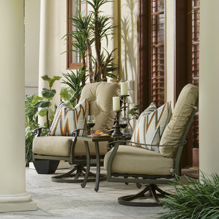 Foto di un patio o portico classico dietro casa con cemento stampato e un tetto a sbalzo