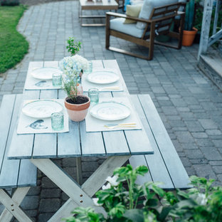 Foto di un ampio patio o portico stile marinaro dietro casa con cemento stampato e nessuna copertura