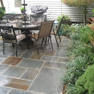 Foto di un patio o portico classico di medie dimensioni e dietro casa con piastrelle e nessuna copertura