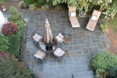 ワシントンD.C.にある高級な中くらいなトラディショナルスタイルのおしゃれな裏庭のテラス (タイル敷き、日よけなし) の写真