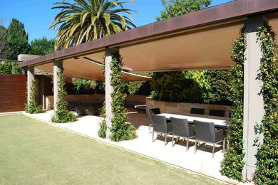 Idée de décoration pour une terrasse design avec un gazebo ou pavillon.
