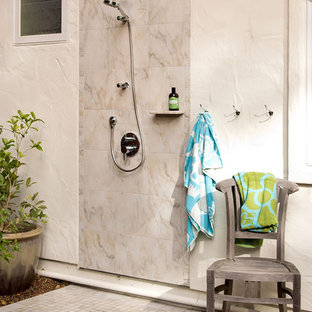 Immagine di un piccolo patio o portico design dietro casa con piastrelle e nessuna copertura