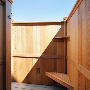 Esempio di un patio o portico moderno di medie dimensioni e dietro casa con pedane e nessuna copertura