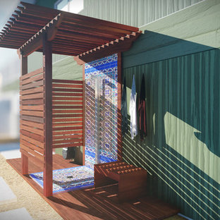 Esempio di un piccolo patio o portico stile americano nel cortile laterale con pavimentazioni in cemento e una pergola