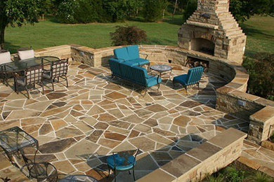 Modelo de patio minimalista grande sin cubierta en patio trasero con brasero y adoquines de piedra natural