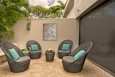 ハワイにあるコンテンポラリースタイルのおしゃれな中庭のテラス (タイル敷き) の写真