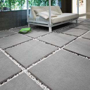 Foto di un patio o portico etnico con un giardino in vaso e piastrelle