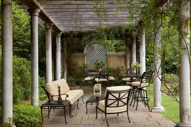 ワシントンD.C.にある高級な中くらいなトラディショナルスタイルのおしゃれな中庭のテラス (パーゴラ、レンガ敷き) の写真