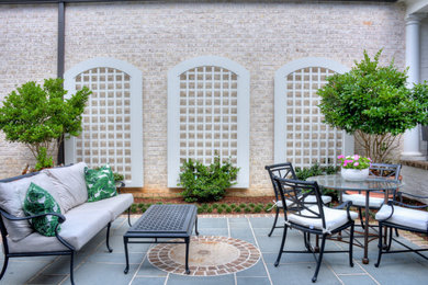 Diseño de patio clásico sin cubierta