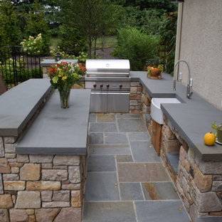 Foto di un patio o portico stile americano dietro casa e di medie dimensioni con pavimentazioni in cemento e nessuna copertura