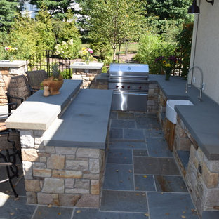Immagine di un patio o portico stile americano di medie dimensioni e dietro casa con pavimentazioni in cemento e nessuna copertura