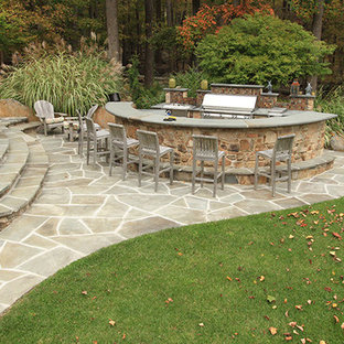 Idee per un grande patio o portico american style dietro casa con pavimentazioni in cemento e nessuna copertura