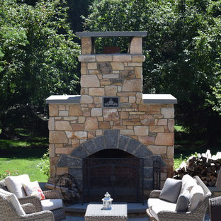 Idee per un patio o portico american style di medie dimensioni e in cortile con un focolare, pavimentazioni in cemento e nessuna copertura